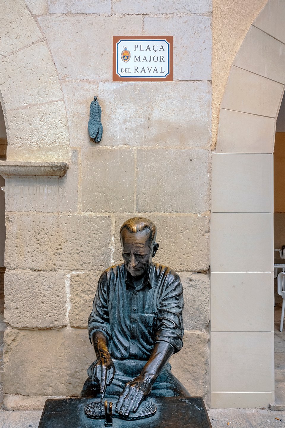 Image de la statue d'un cordonnier sur la Plaza Mayor d'Elche.